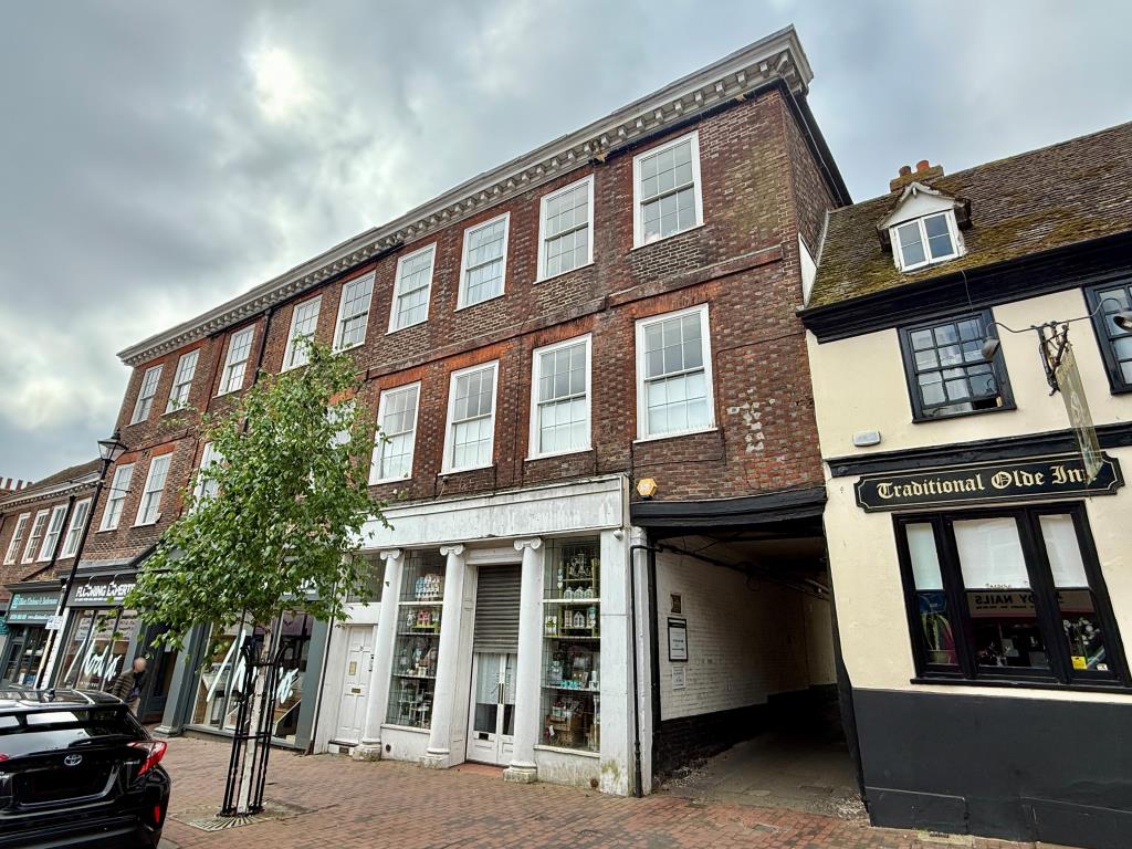 Lot: 72 - MIXED USE INVESTMENT - VACANT SHOP, FIVE FLATS, FIVE PARKING SPACES AND SEVEN STORES - Mixed-use building in town centre